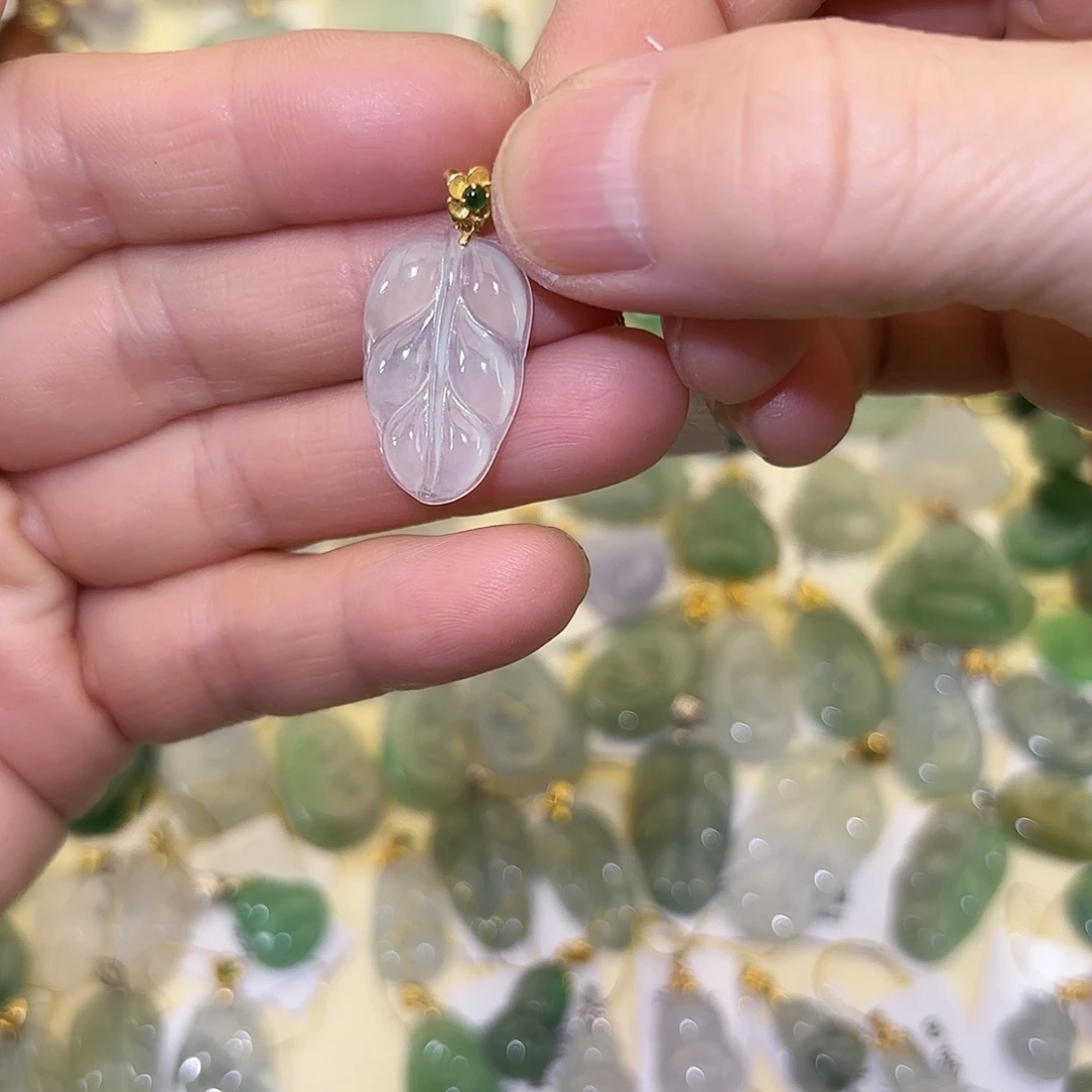 *****翡翠18K金镶嵌颈饰叶子