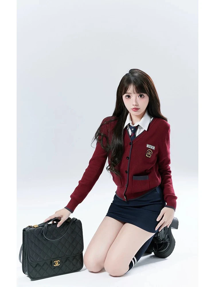 韩系学院风红色针织开衫搭配长袖衬衫与格子半身裙套装