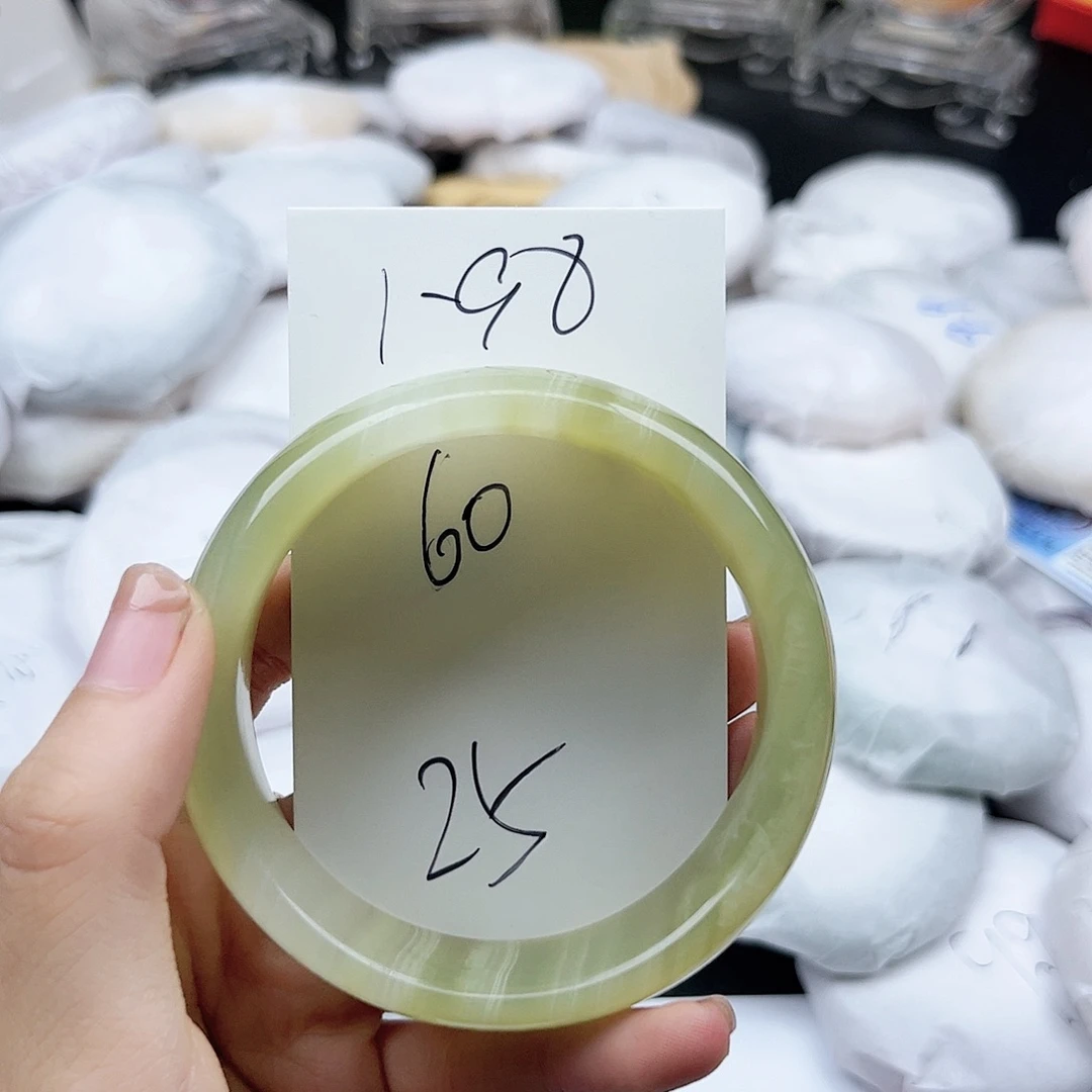 未镶嵌手镯石英质玉1.98