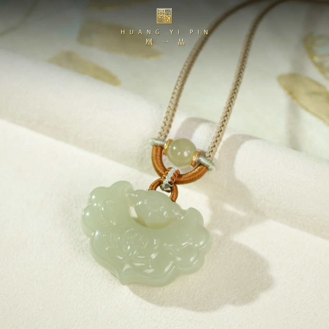 【凰一品】和田玉晴水花锁吊坠18k金