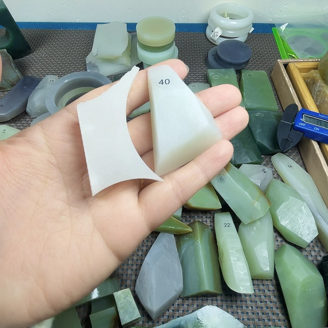 和田玉颈饰未镶嵌爱****桌