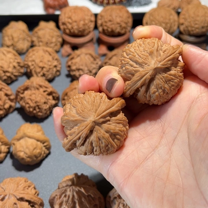 吊坠文玩核桃44球白。