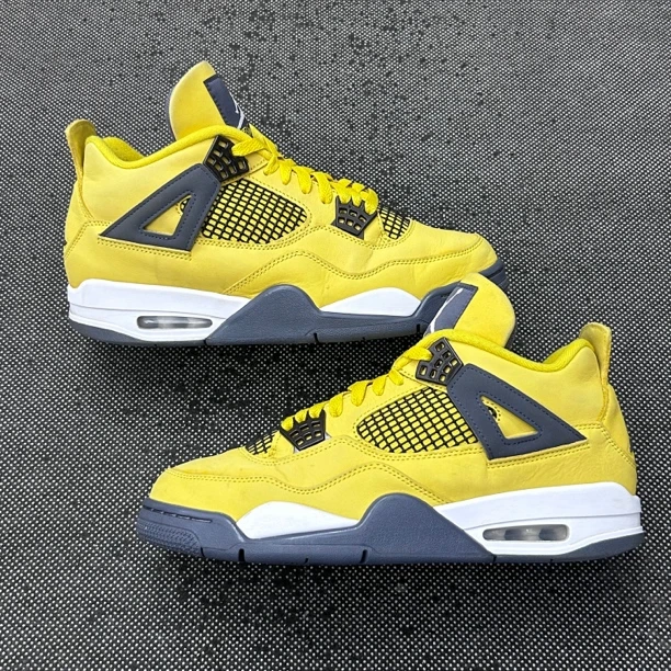 95新 MM6 44码 aj4 电母 无盒 成色不错 穿不多