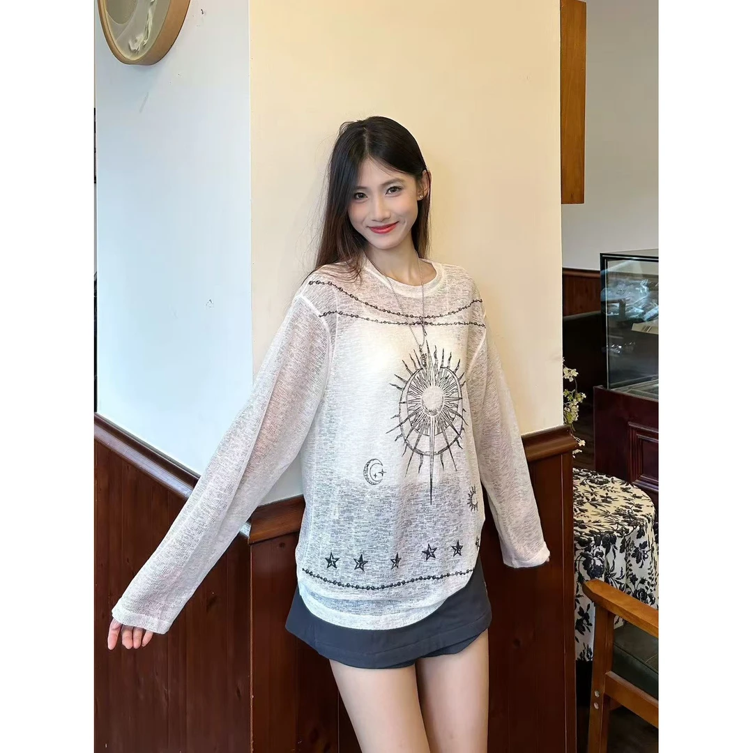 白色微透慵懒风印花防晒罩衫长袖T恤女夏季新款辣妹宽松薄款上衣