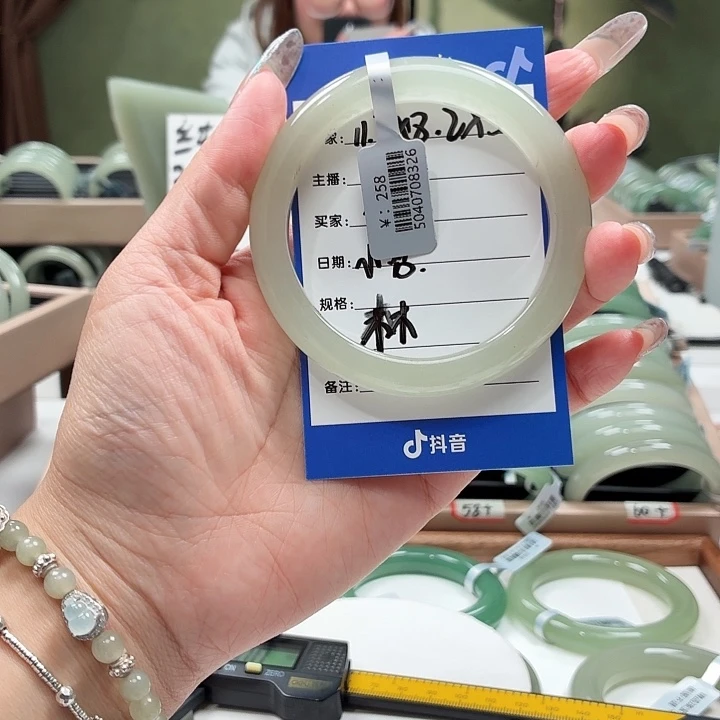 小***记未镶嵌手镯石英岩玉
