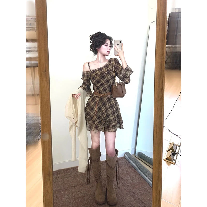 美式复古时尚洋气小众休闲百搭高级感露肩长袖格子连衣裙收腰短裙