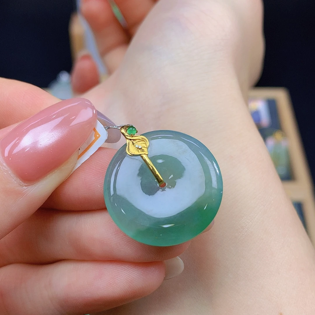 翡翠18K金镶嵌颈饰翡翠