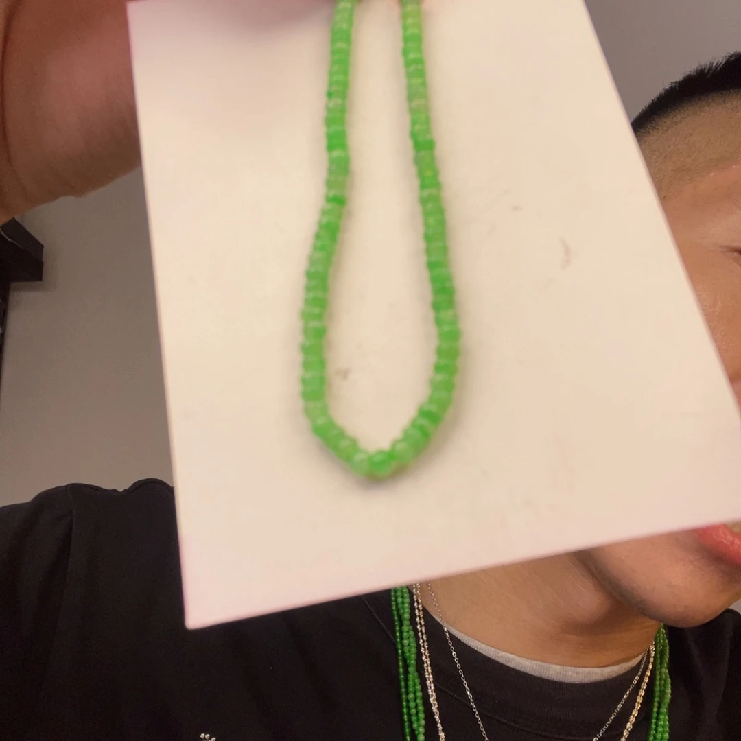 翡翠未镶嵌颈饰一件