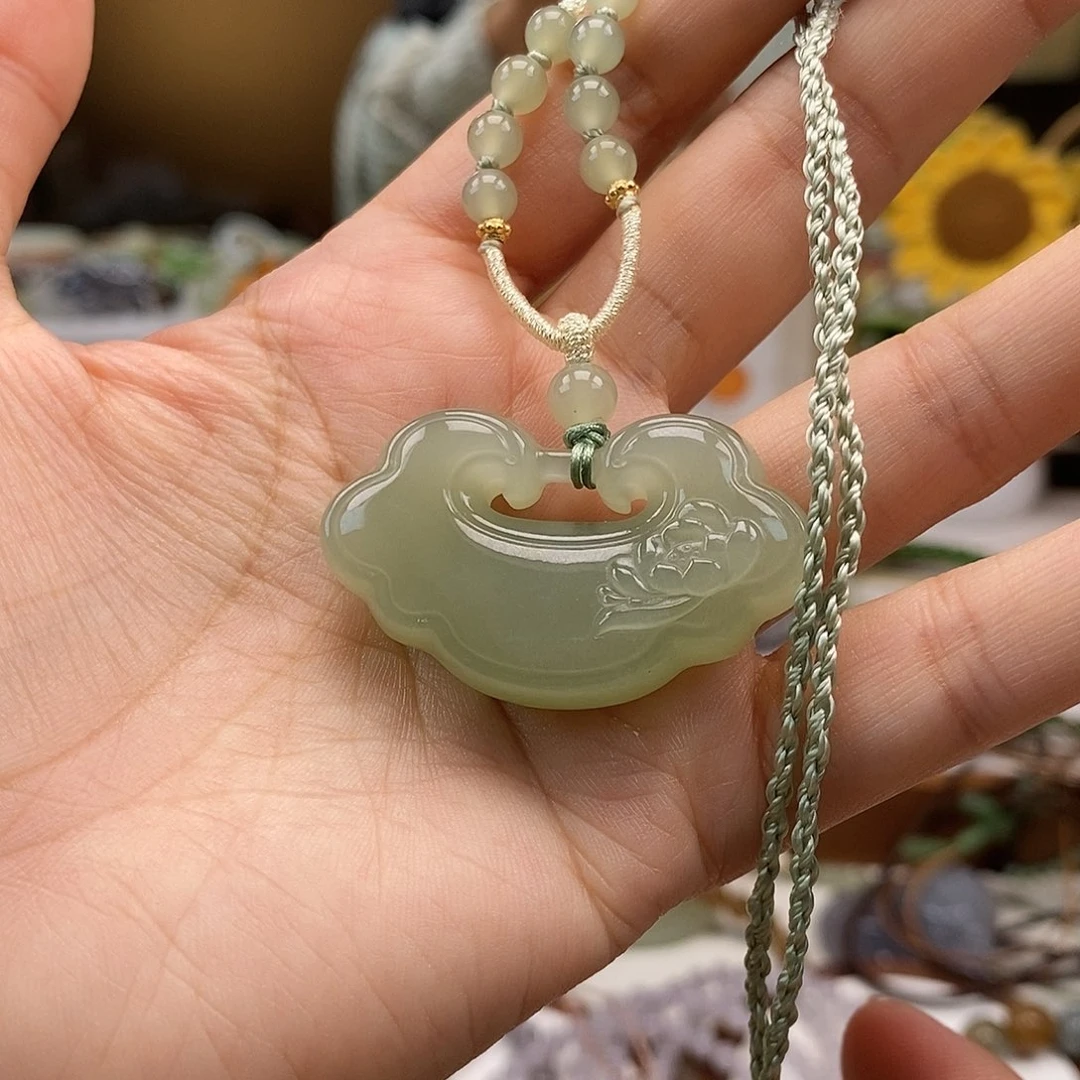 ****之和田玉未镶嵌颈饰