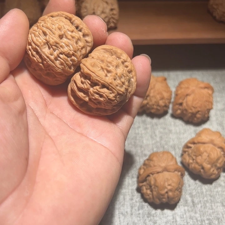 文玩核桃吊坠白狮子