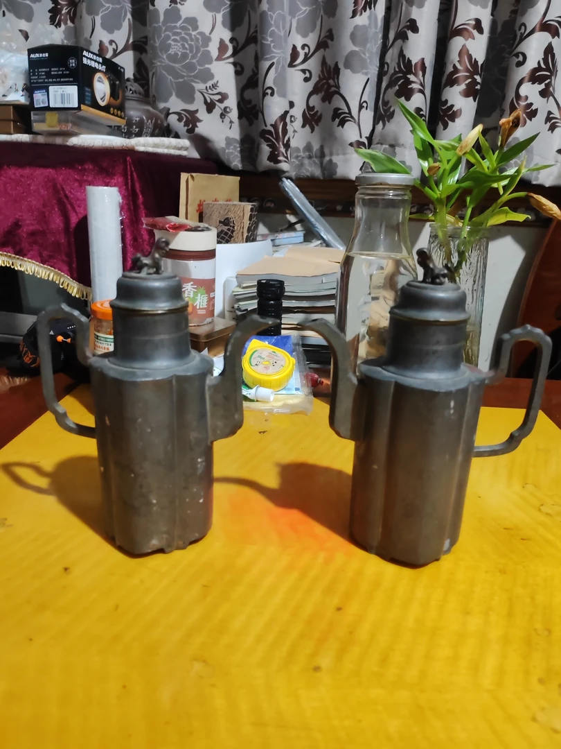 两个厚重的手工制作锡壶
