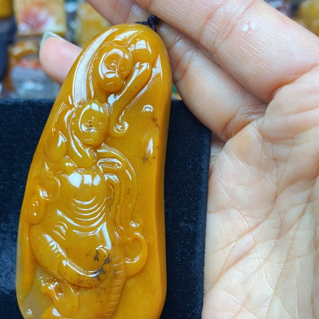 未镶嵌石英质玉（黄龙玉）颈饰