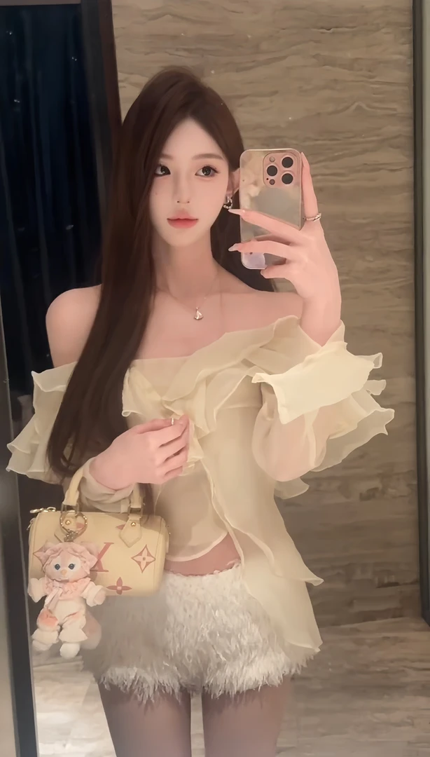 月光白茶 一字肩荷叶边假两件衬衫上衣纯欲辣妹性感包臀毛毛短裤