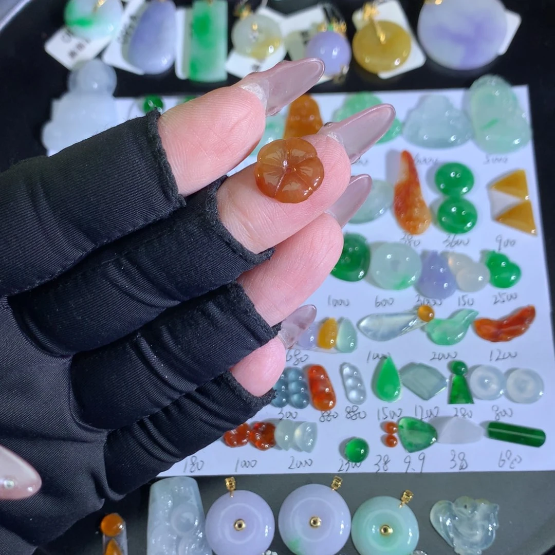 翡翠裸石未镶嵌红花