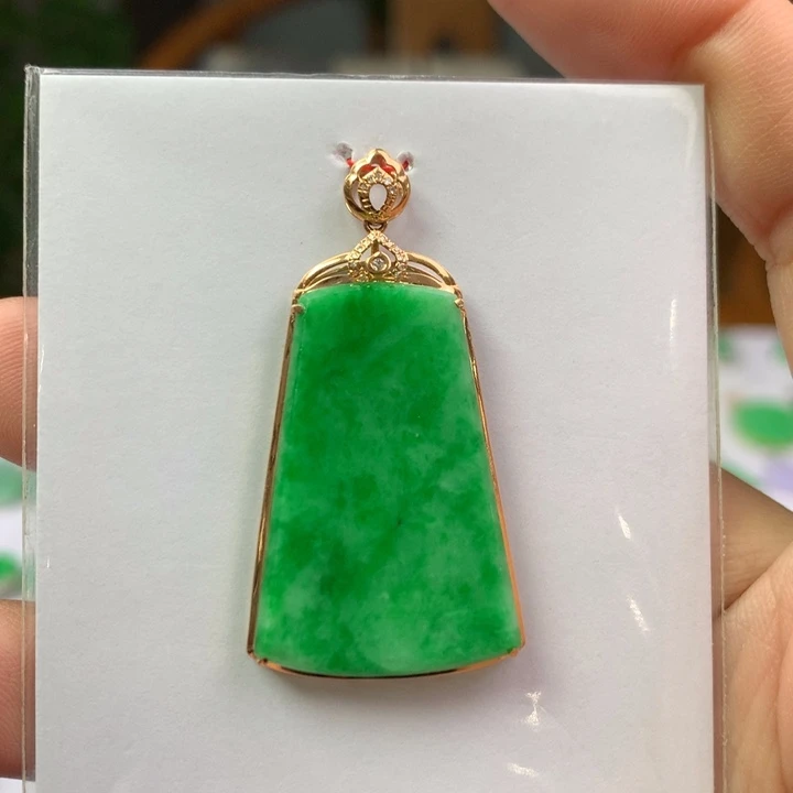 翡翠18K金镶嵌颈饰翡翠吊坠