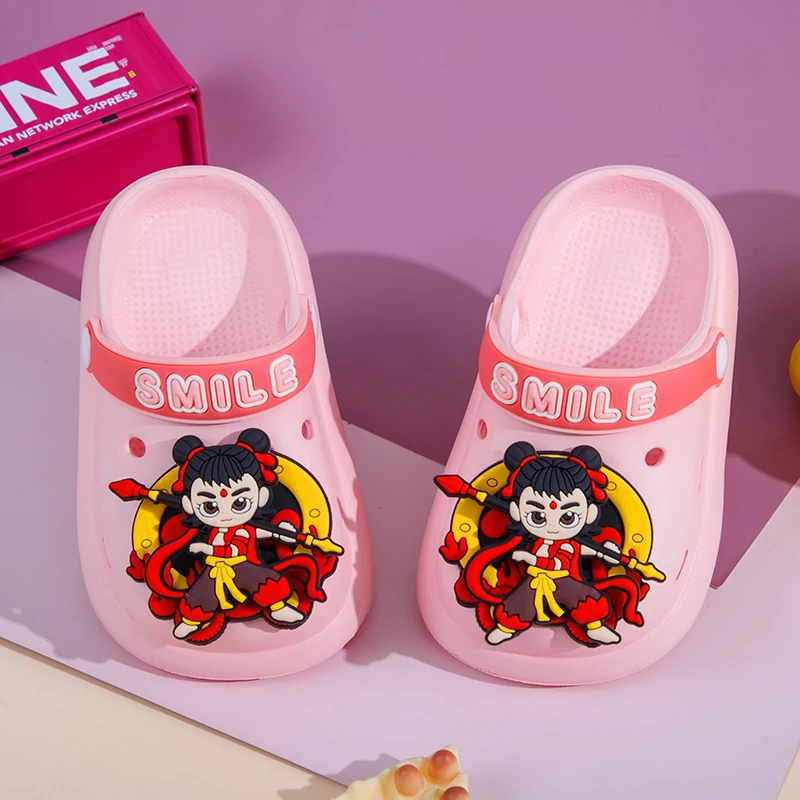 哪吒儿童凉拖鞋踩屎感男女童夏季卡通可爱防滑室内洗澡软底洞洞鞋