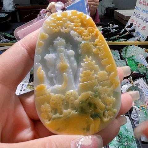 翡翠未镶嵌颈饰一个