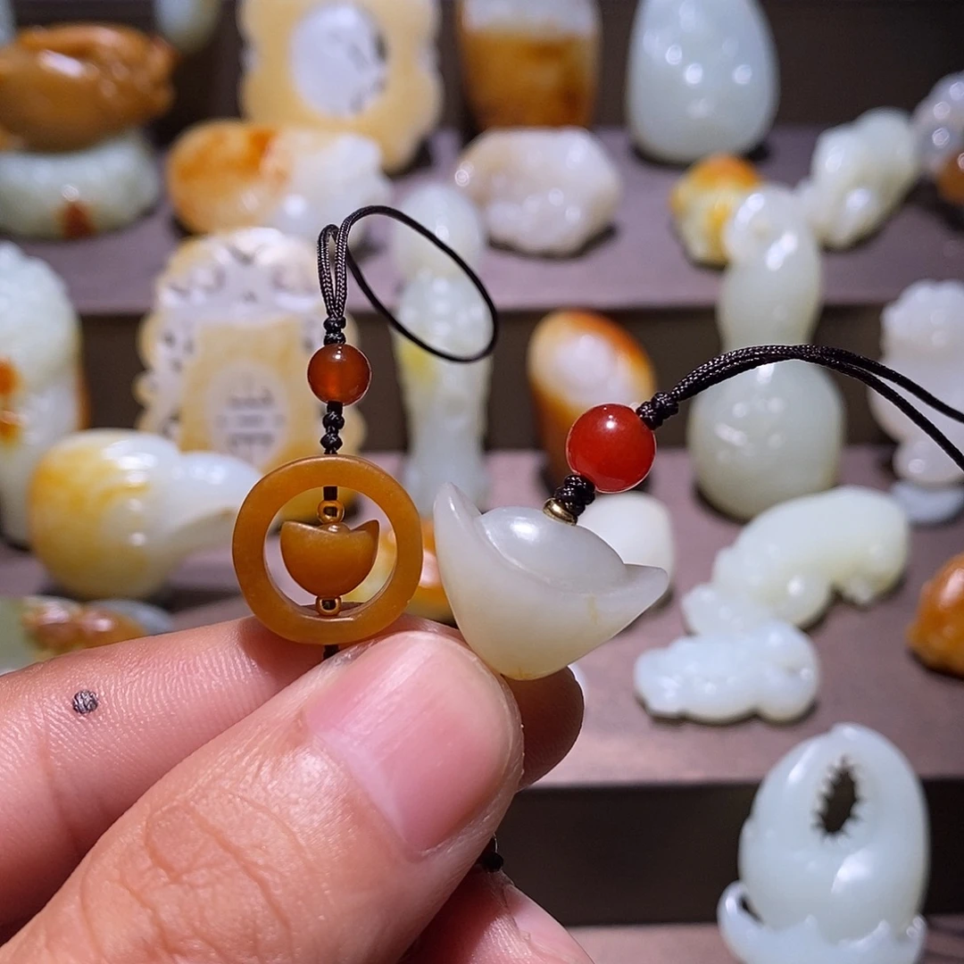 《***》和田玉未镶嵌车挂