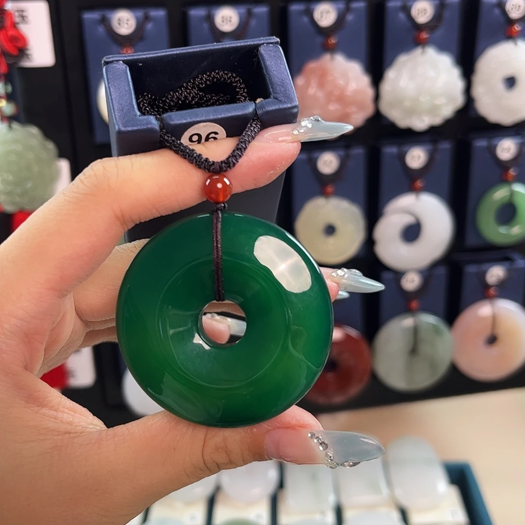 颈饰未镶嵌石英质玉