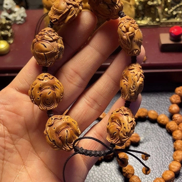 大桃核雕刻瑕疵钟馗