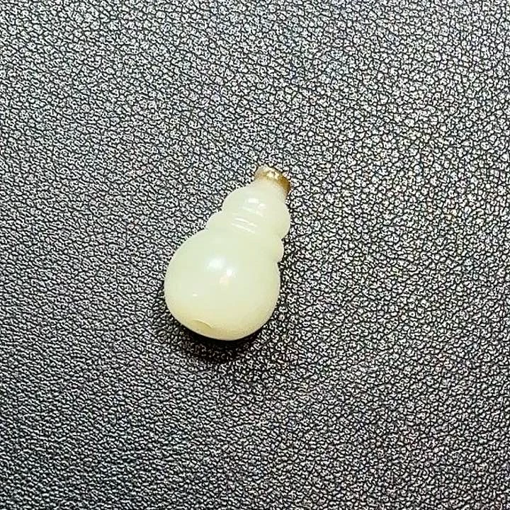 米***色和田玉未镶嵌颈饰