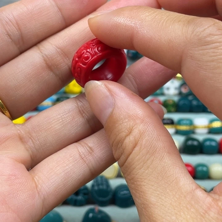 琉璃颈饰雪巴琉璃