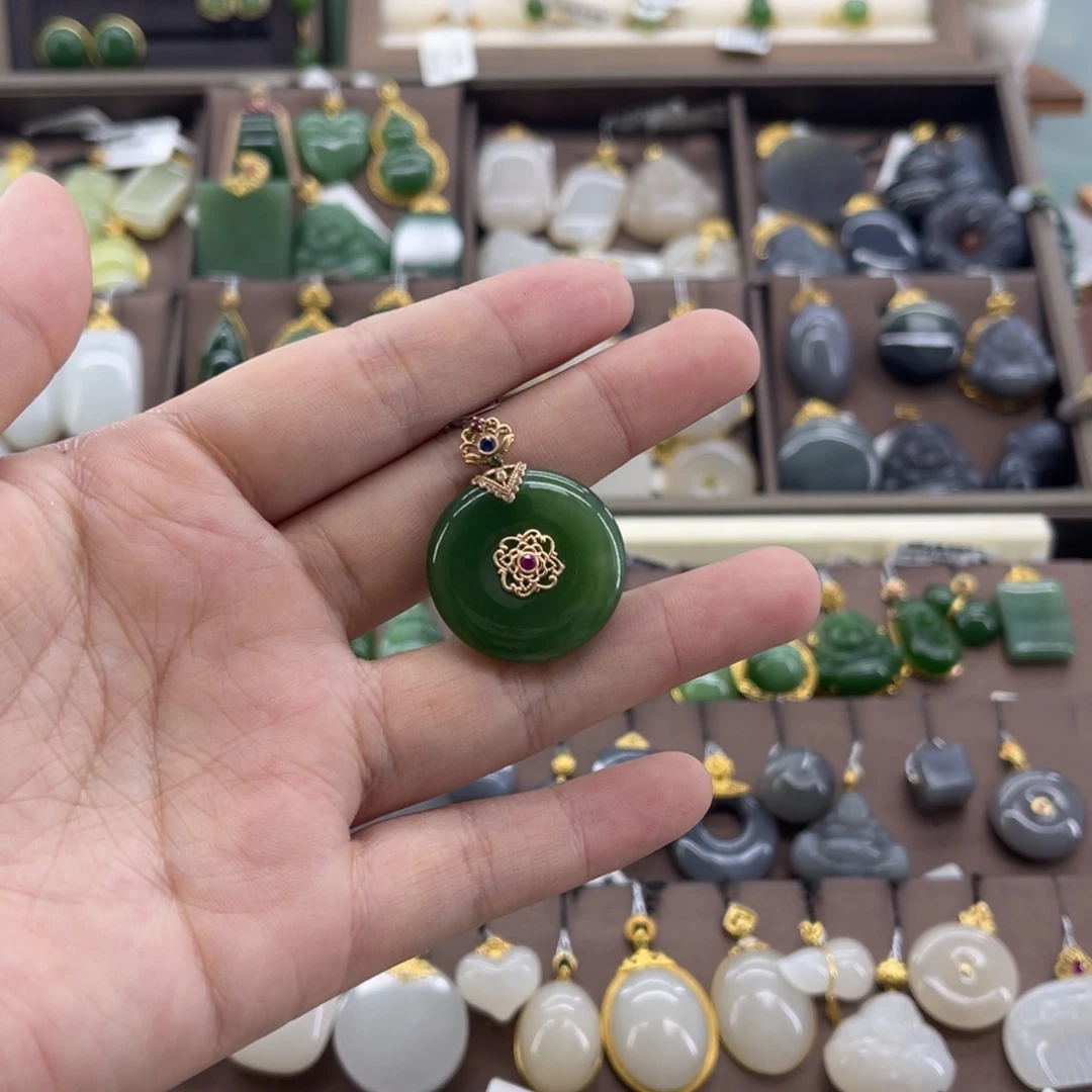 和田玉18K金镶嵌吊坠(赠链)