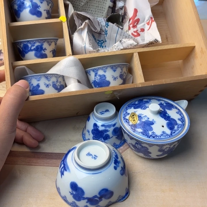 摆件1030红色毛衣外套