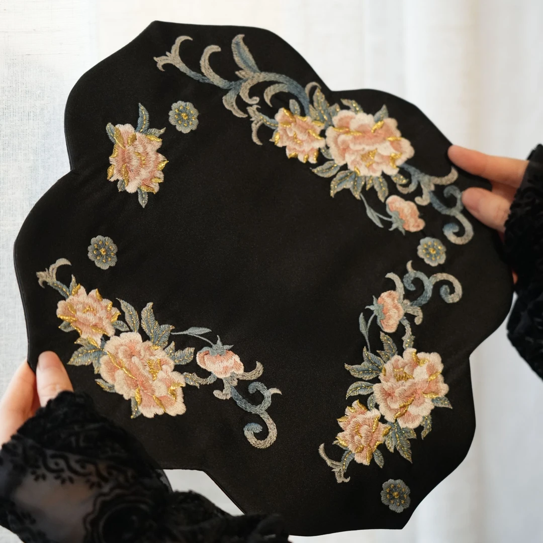 刺绣黑底牡丹海棠茶席