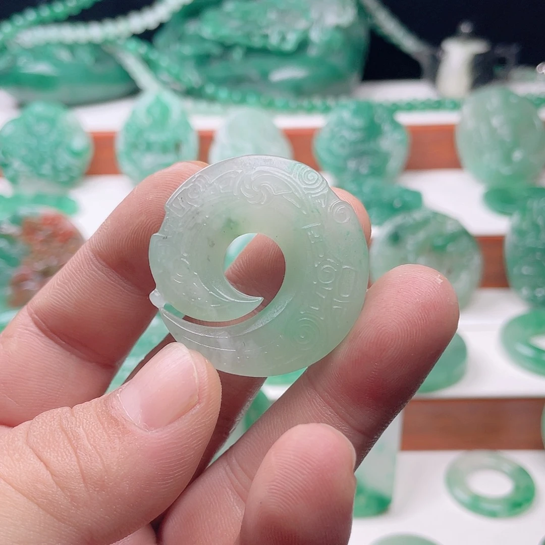 颈饰未镶嵌石英质玉