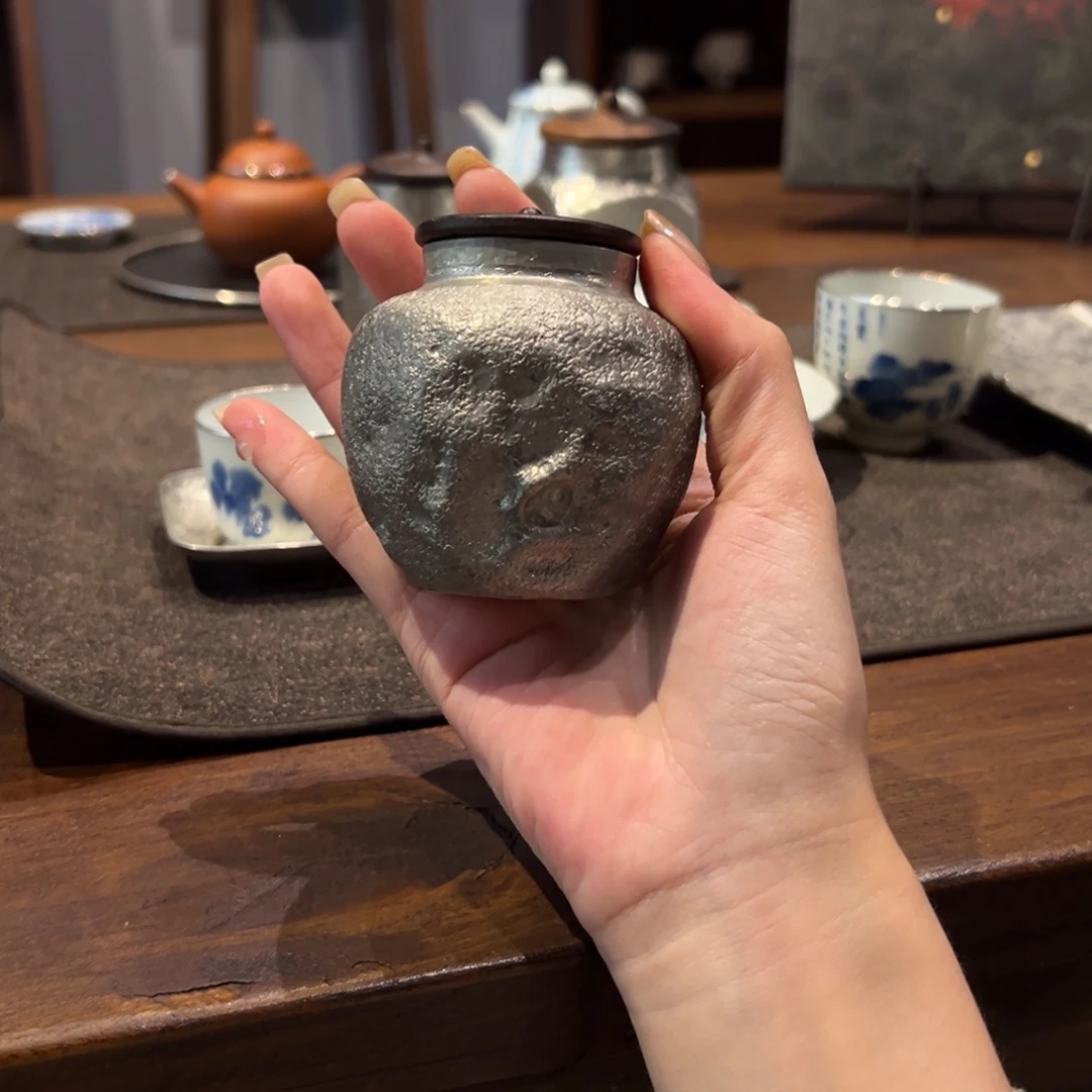 瓷片陶瓷。           陶瓷。