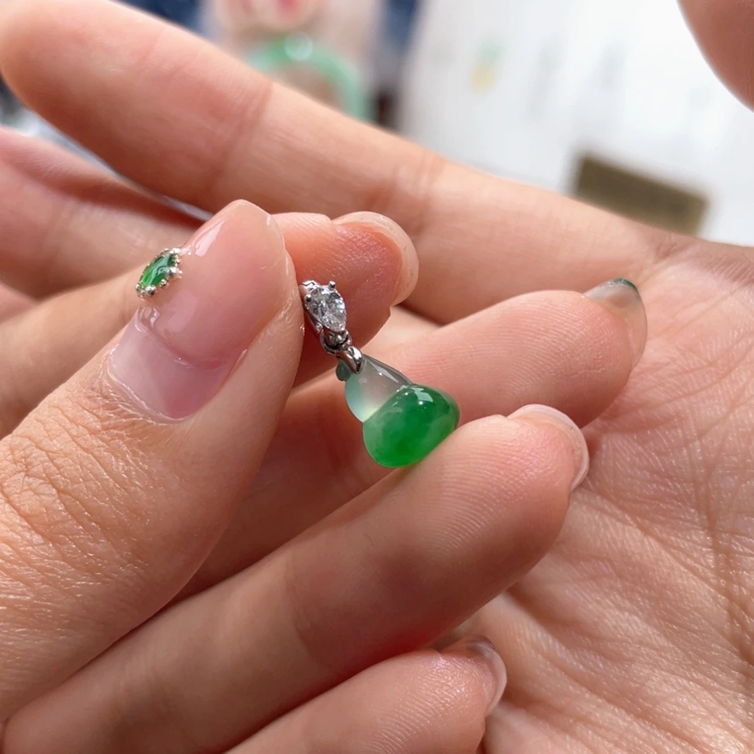 翡翠18K金镶嵌颈饰