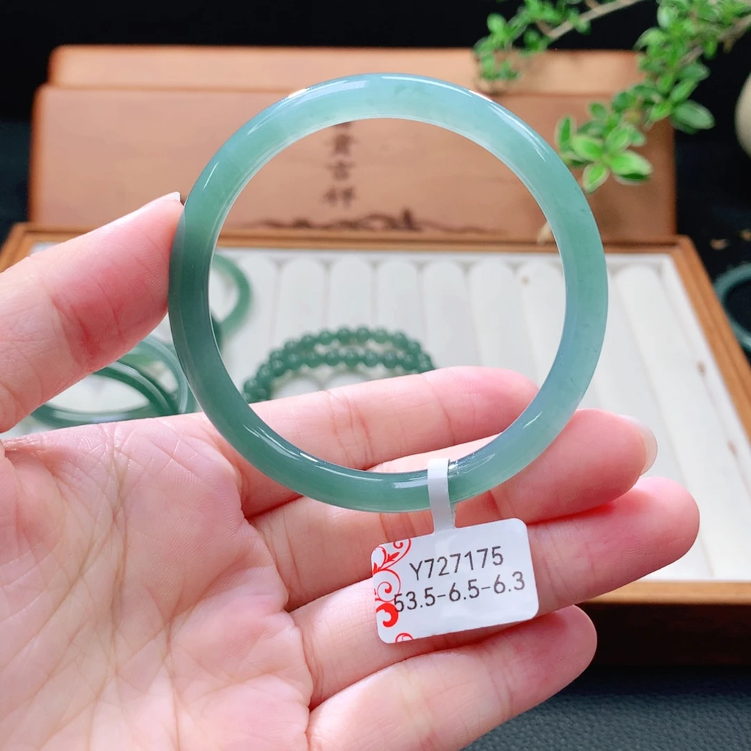 未镶嵌手镯（圆镯）翡翠