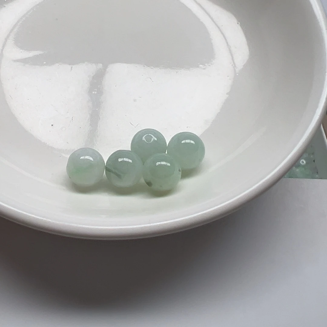 翡翠散珠L****n纯天然缅甸翡翠A货卡8.5，5颗
