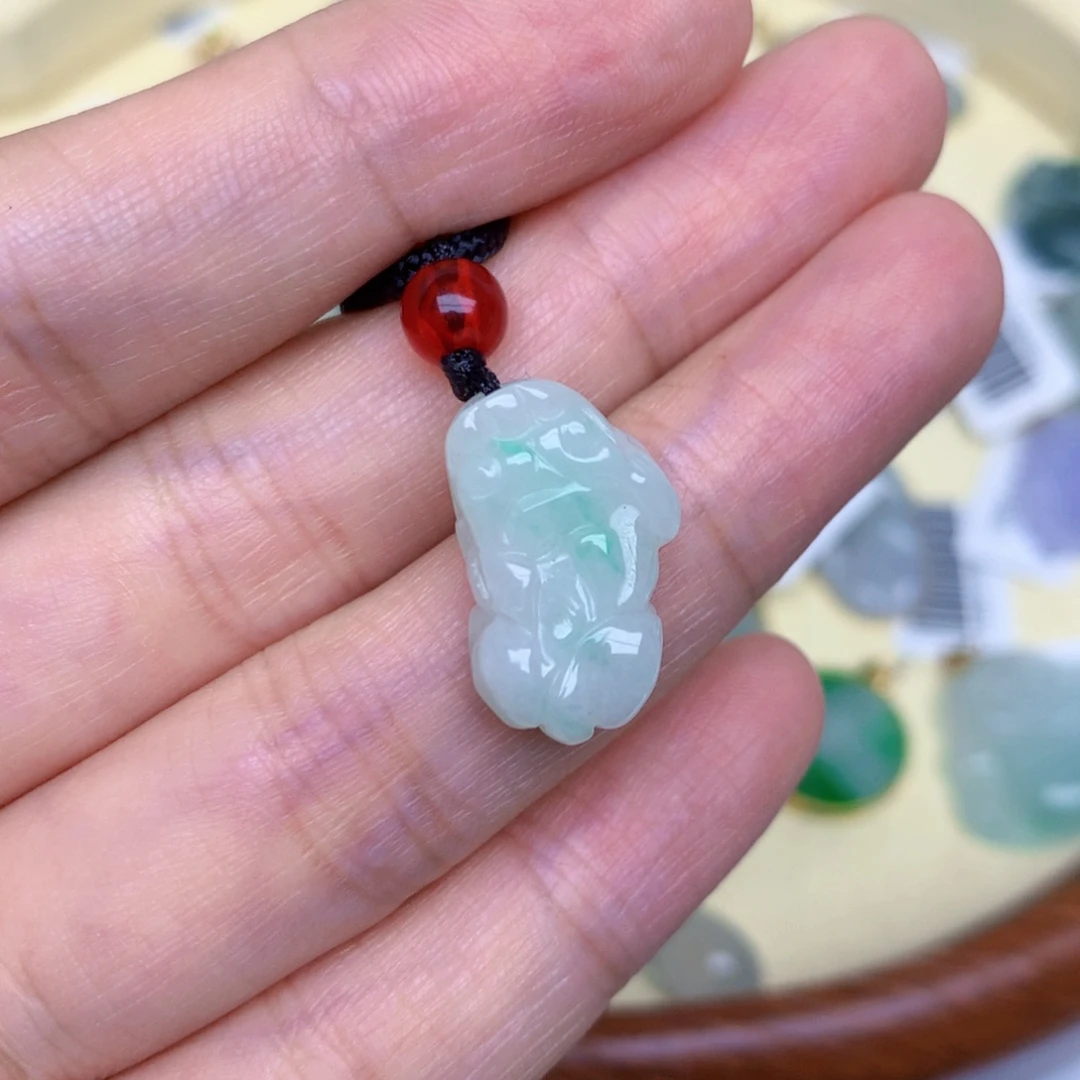 颈饰未镶嵌翡翠貔貅飘绿