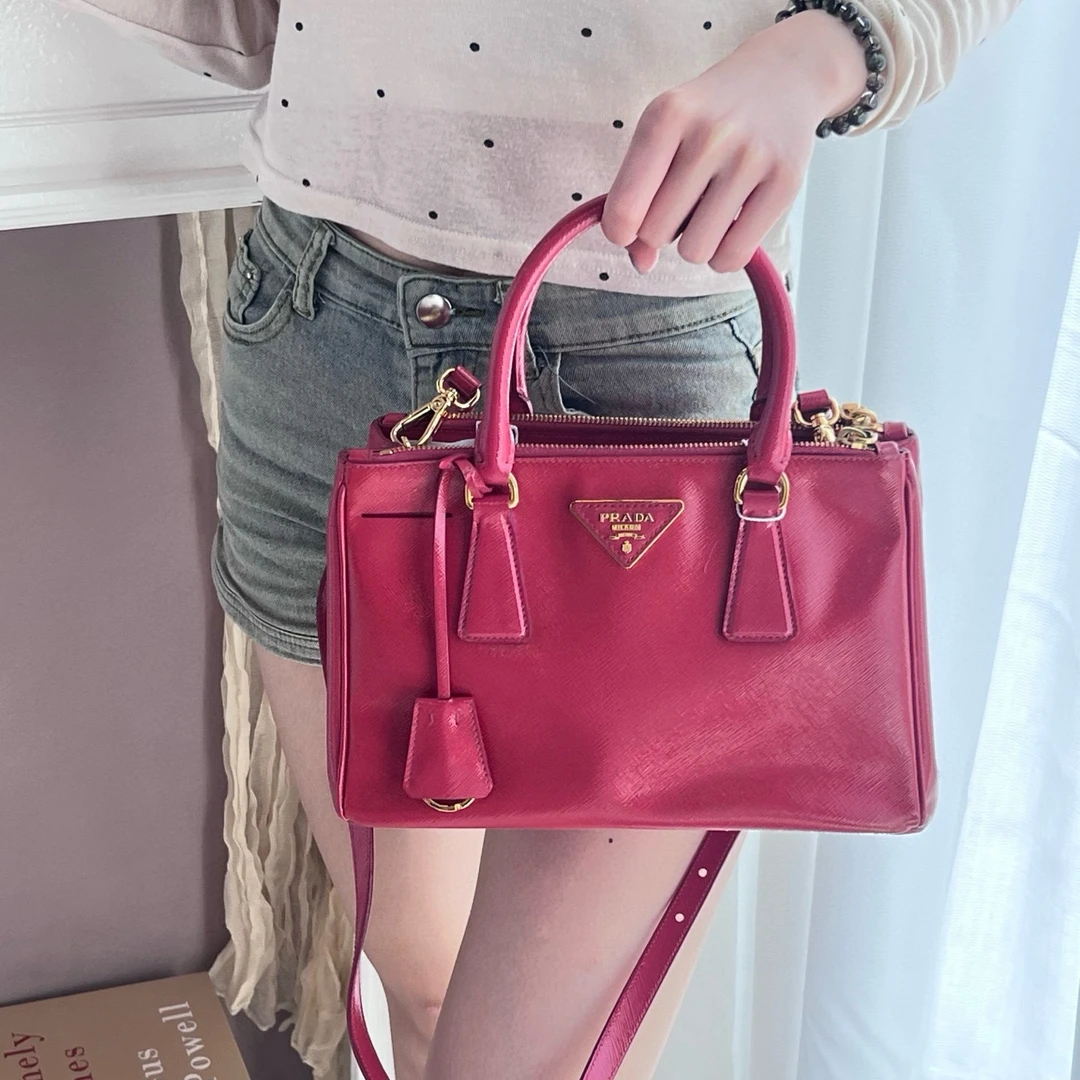 95新 Prada/普拉达 prada西瓜红金扣杀手手拎斜挎包