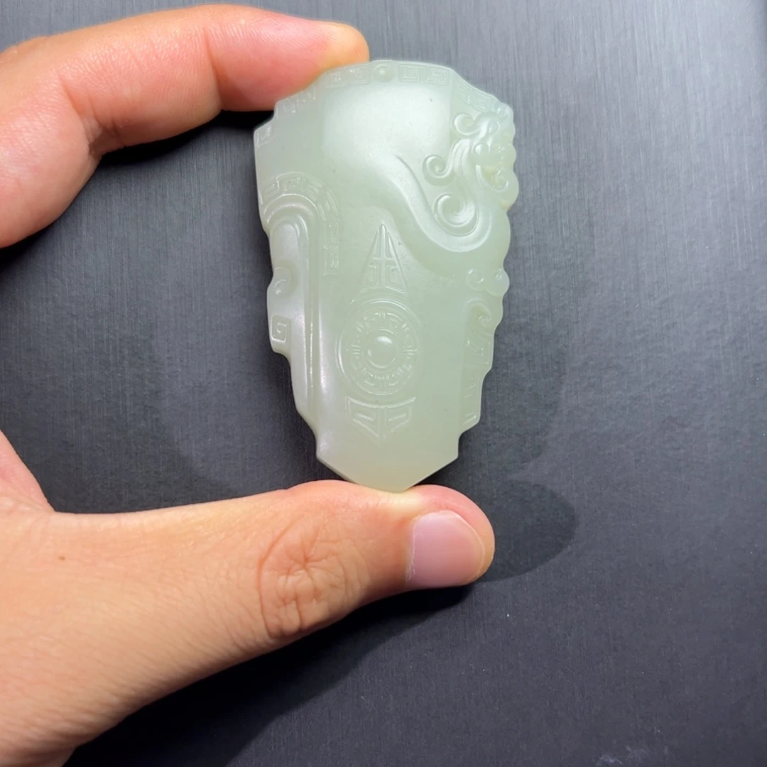 颈饰未镶嵌和田玉（青白玉）