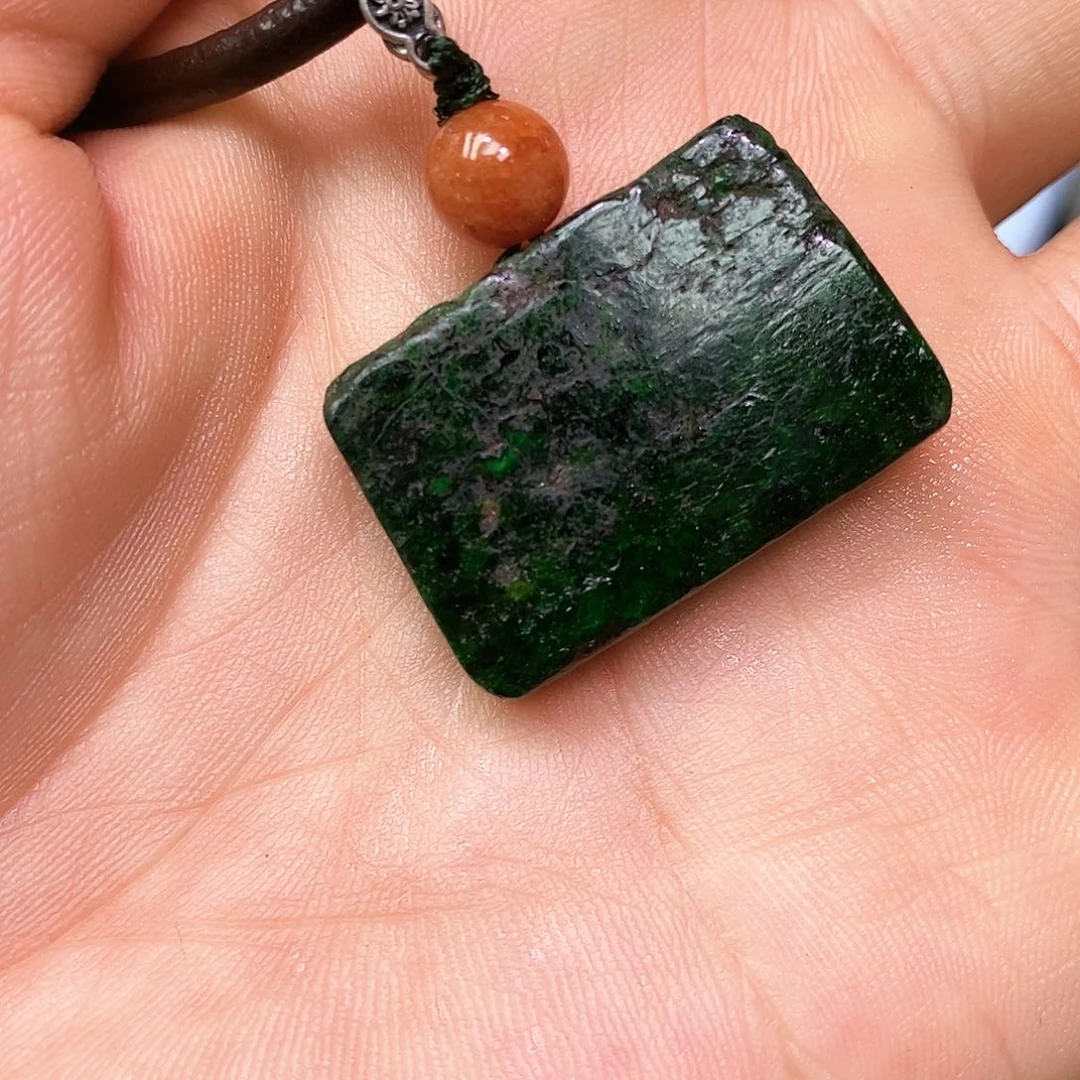 翡翠未镶嵌颈饰漂亮美眉也