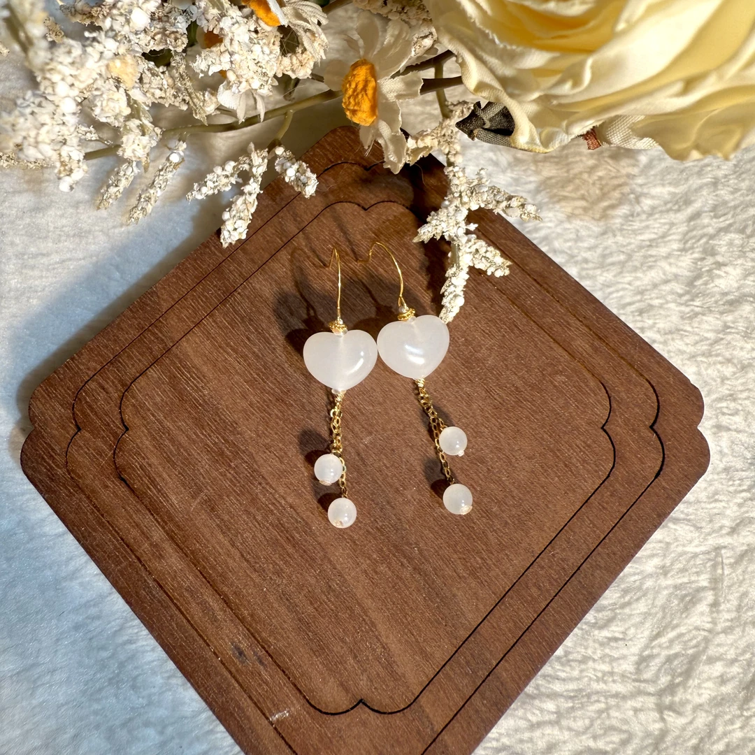 18k黄金和田玉羊脂白玉屁桃爱心流苏耳坠