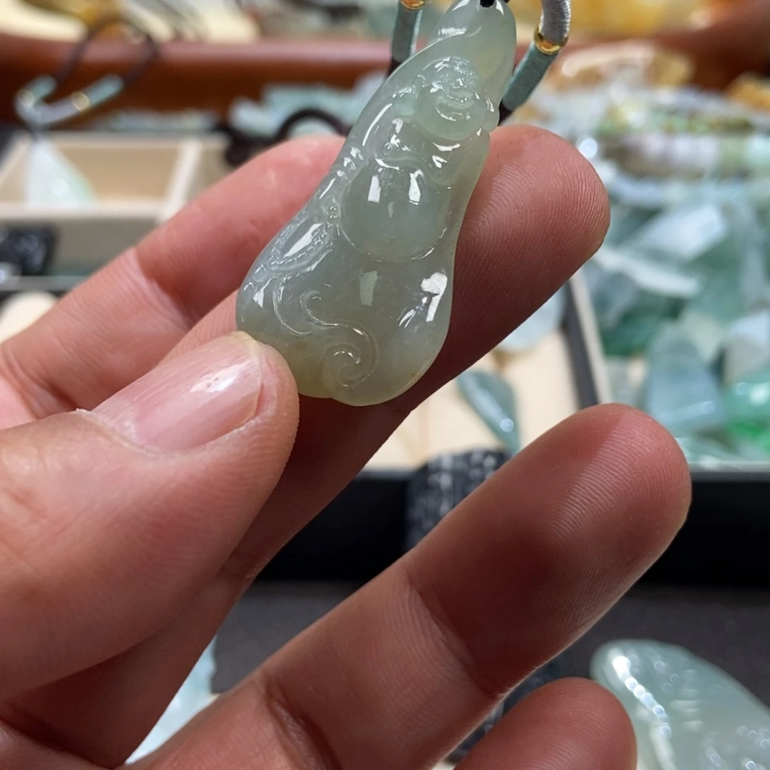 翡翠未镶嵌颈饰佛