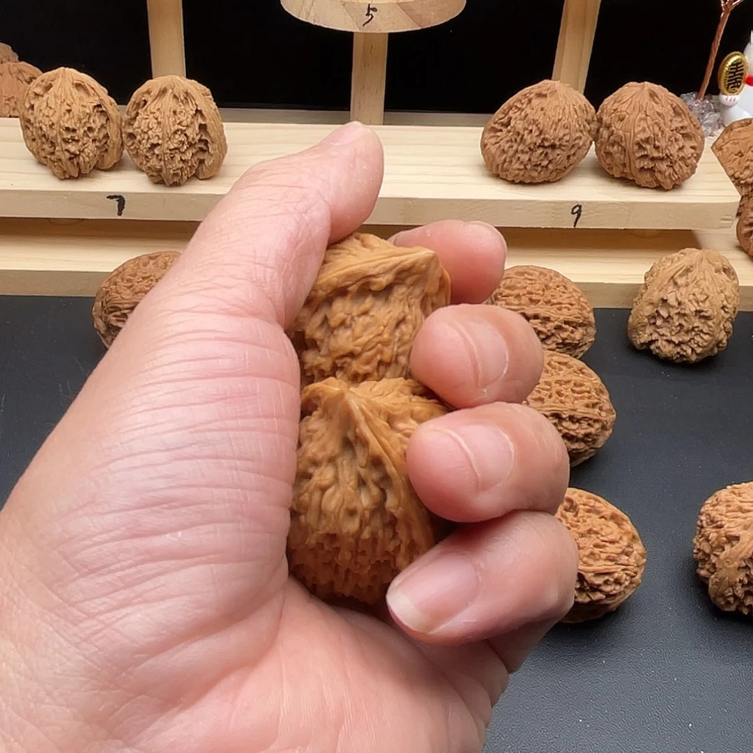 甲***龘文玩核桃吊坠南疆