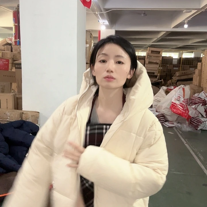 米色带帽J家嘎嘎棉服