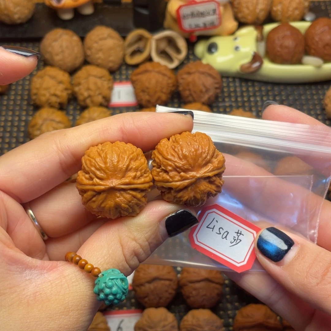 L***莎吊坠文玩核桃27尺闷尖蝴蝶磨盘