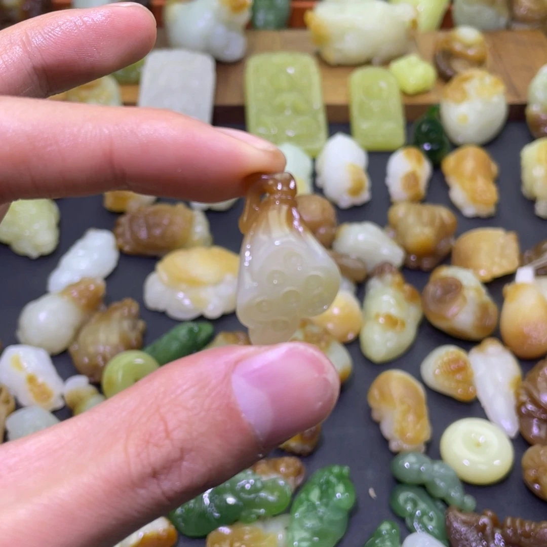 颈饰未镶嵌和田玉且末糖白莲蓬吊坠