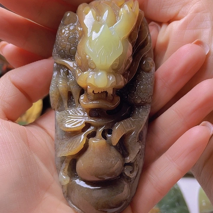 未镶嵌岫岩河磨玉（透闪石质玉）把件身****！