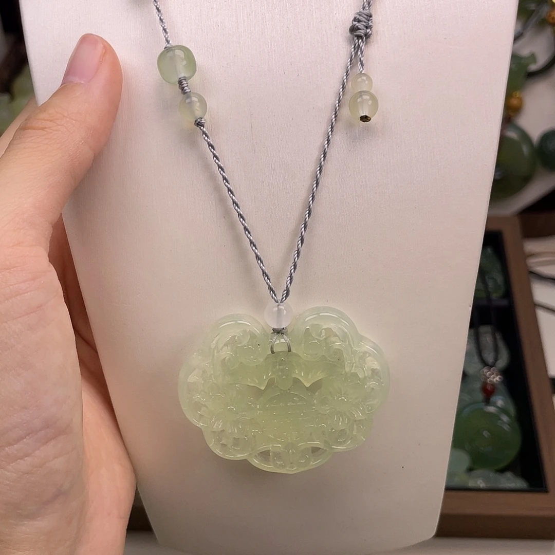 蛇纹石玉未镶嵌颈饰