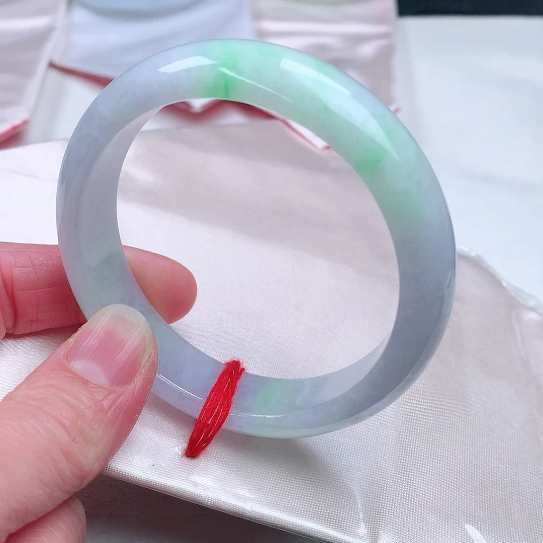 翡翠手镯未镶嵌。。