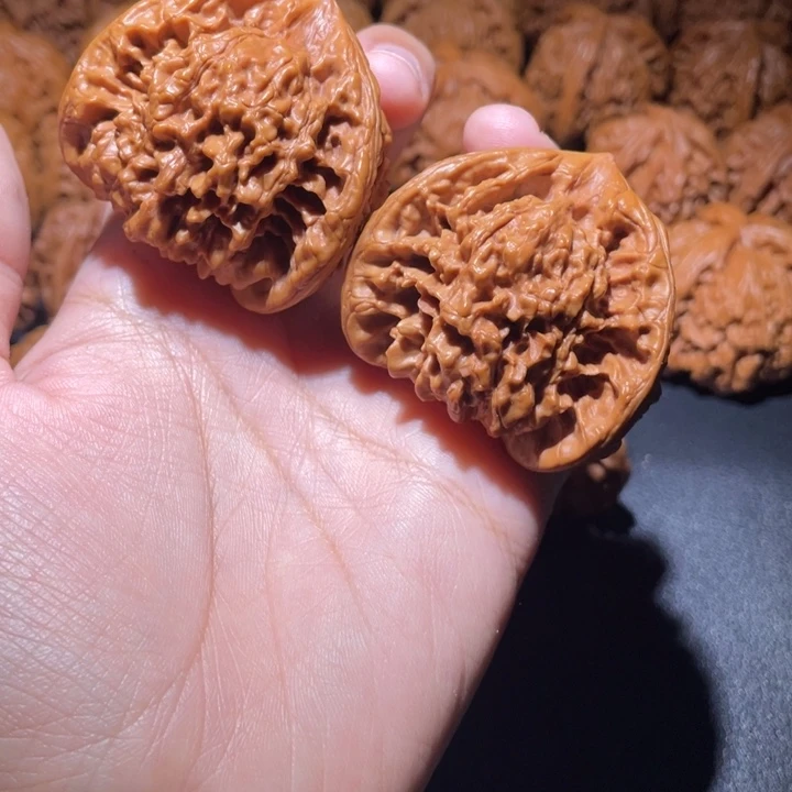 情***动桃核吊坠小妹三棱