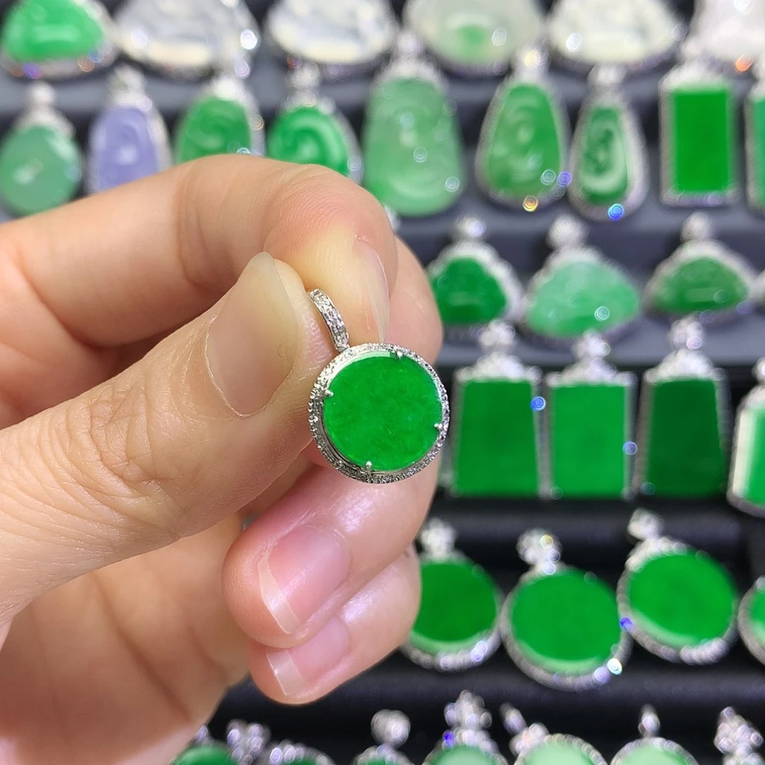 翡翠18K金镶嵌颈饰吊坠