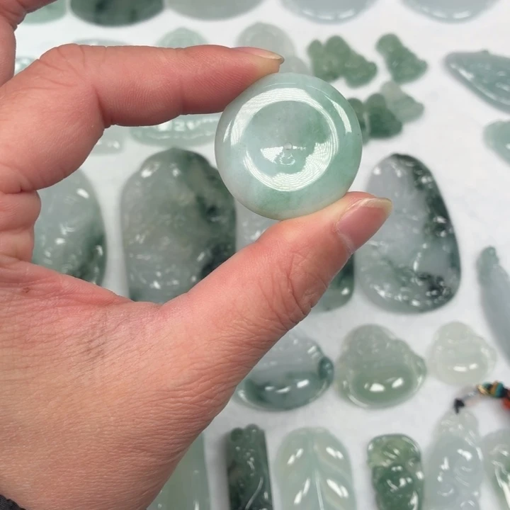 翡翠未镶嵌颈饰平安扣